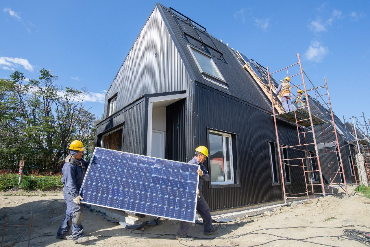 Colocan los primeros paneles de energía en la viviendas sustentables