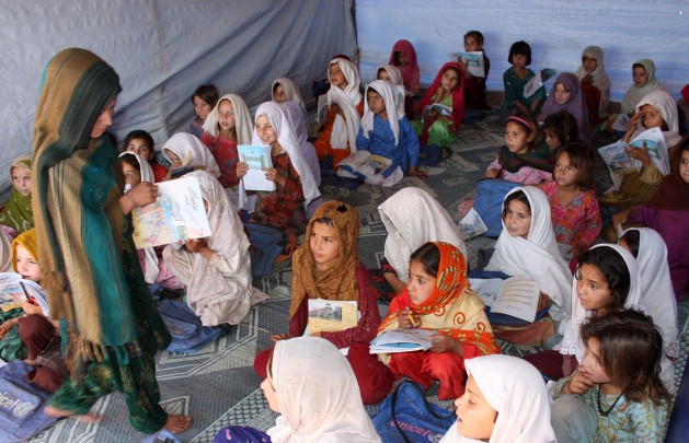 Islamistas destrozaron dos escuelas para niñas en Pakistán