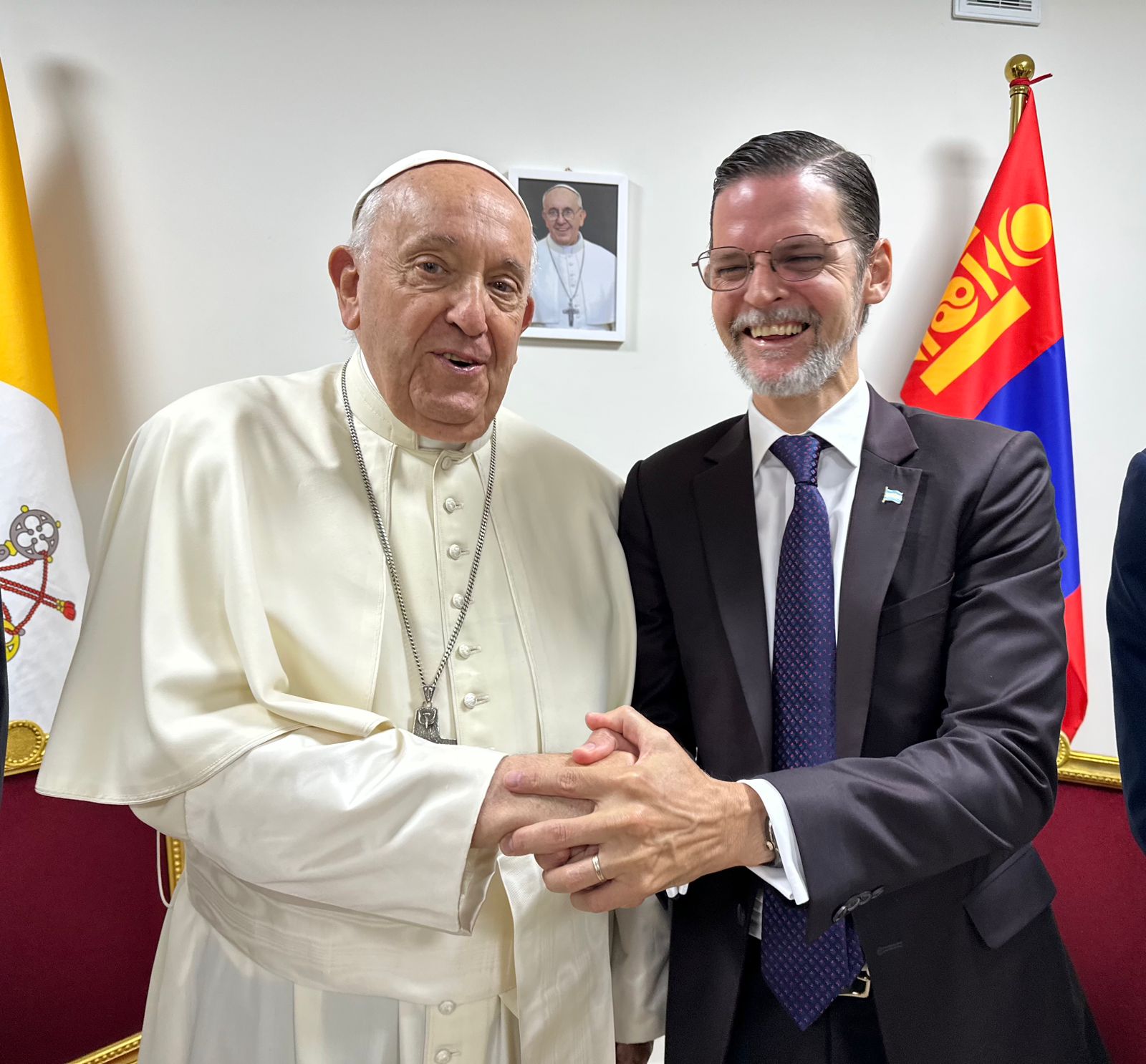 El Papa Francisco se Reúne con el Embajador Argentino en China, Sabino Vaca Narvaja, Durante su Visita a Mongolia