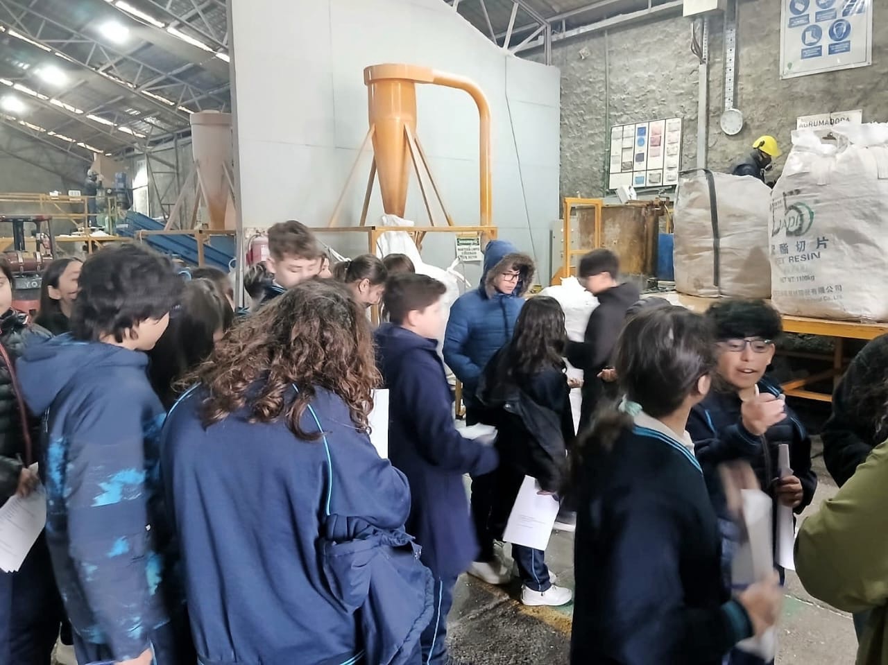 DÍA DE LA TIERRA: JUNTO AL MUNICIPIO, ESTUDIANTES DE LA CIUDAD VISITARON LA PLANTA DE “INGENIO VERDE”